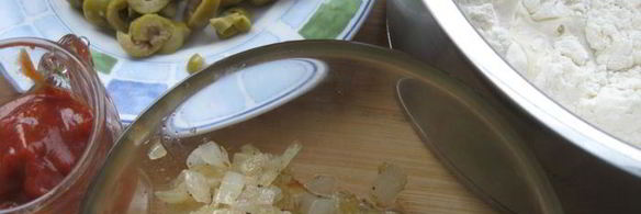 лепешка с оливками, луком и томатным соусом