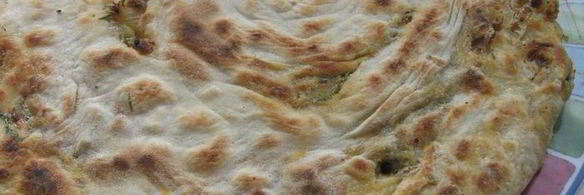 лепешка с оливками, луком и томатным соусом