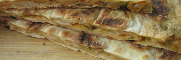 лепешка с оливками, луком и томатным соусом