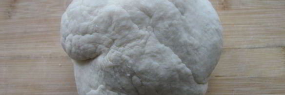 лепешка с оливками, луком и томатным соусом