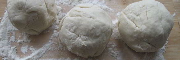 лепешка с оливками, луком и томатным соусом