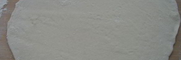 лепешка с оливками, луком и томатным соусом