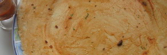 лепешка с оливками, луком и томатным соусом