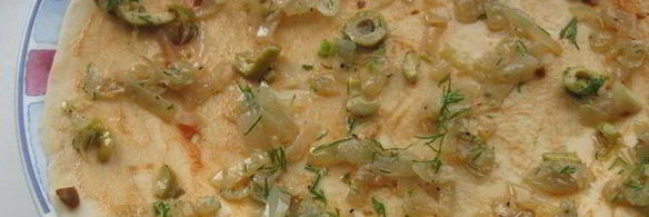 лепешка с оливками, луком и томатным соусом