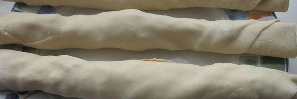 лепешка с оливками, луком и томатным соусом