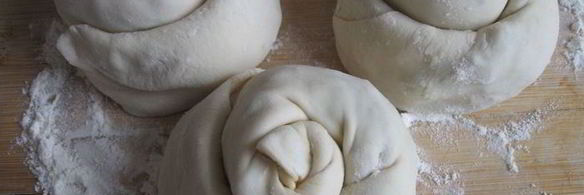 лепешка с оливками, луком и томатным соусом