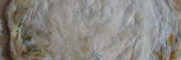 лепешка с оливками, луком и томатным соусом