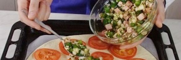 лепешка с овощами и ветчиной