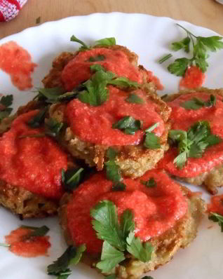 Лепешки из баклажана с оригинальным соусом