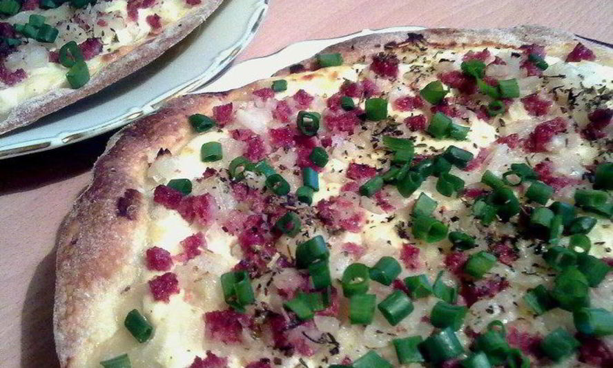 Рецепт лепешек из пресного теста с беконом