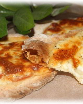 Лепешки из творожного теста с помидором и моцареллой