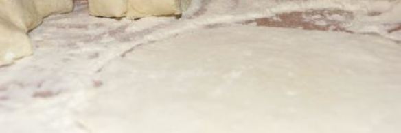 лепешки из творожного теста с помидором и моцареллой