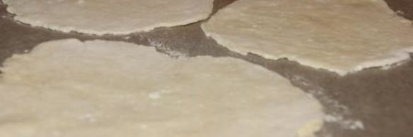 лепешки из творожного теста с помидором и моцареллой