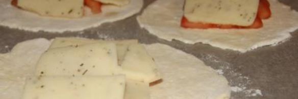 лепешки из творожного теста с помидором и моцареллой