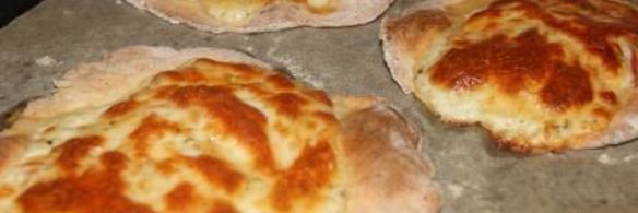 лепешки из творожного теста с помидором и моцареллой