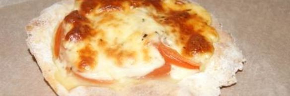 лепешки из творожного теста с помидором и моцареллой