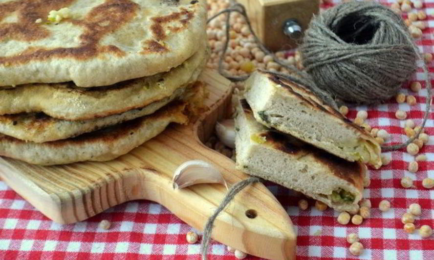 Рецепт лепешек с горохово-чесночной начинкой