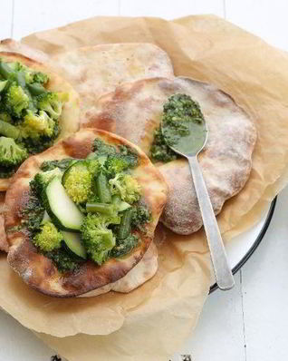 Лепешки с песто из разнотравья