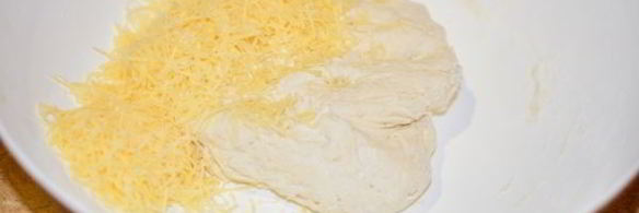 лепешки с сыром и колбасой на сковороде