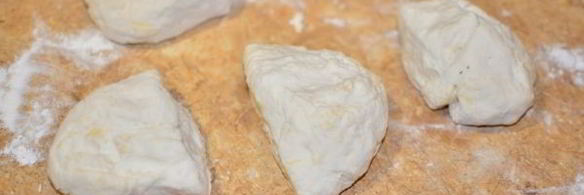 лепешки с сыром и колбасой на сковороде