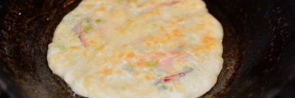 лепешки с сыром и колбасой на сковороде