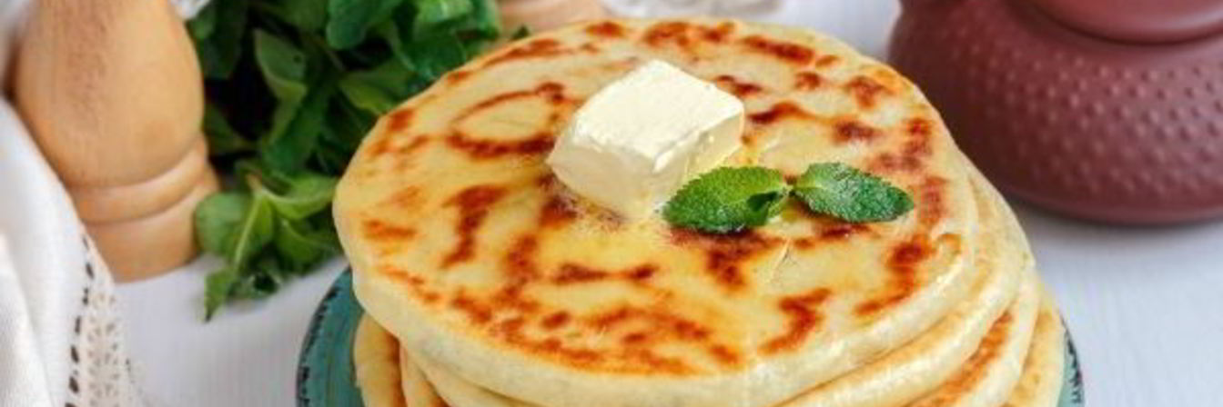 Лепешки с сыром и зеленью на сковороде