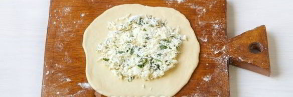 лепешки с сыром и зеленью на сковороде