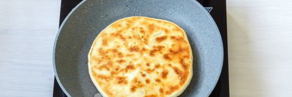 лепешки с сыром и зеленью на сковороде