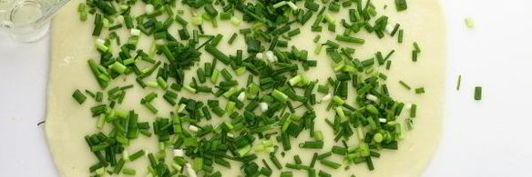 лепешки с зеленым луком на сковороде