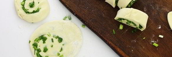 лепешки с зеленым луком на сковороде