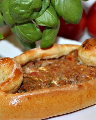 Пиде — турецкие лепешки с фаршем, фетой и помидорами