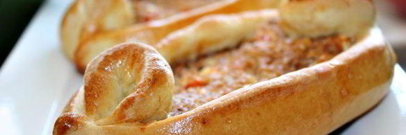 пиде — турецкие лепешки с фаршем, фетой и помидорами