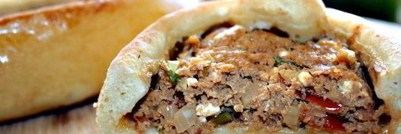 пиде — турецкие лепешки с фаршем, фетой и помидорами