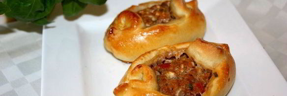 пиде — турецкие лепешки с фаршем, фетой и помидорами