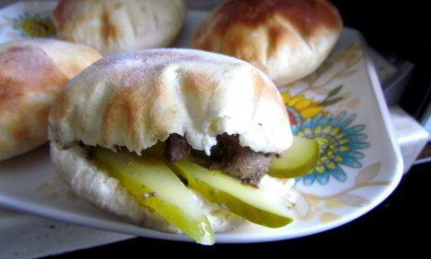 Рецепт питы с куриной печенью и сметанно-горчичным соусом