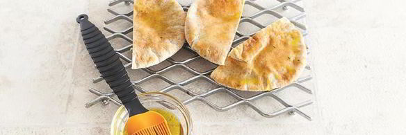 пита с намазкой из нута и свежими овощами