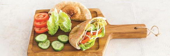 пита с намазкой из нута и свежими овощами