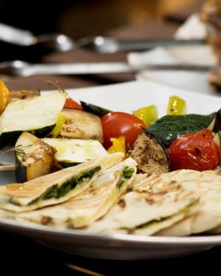 Пита с сыром сулугуни и травами и овощные шашлычки