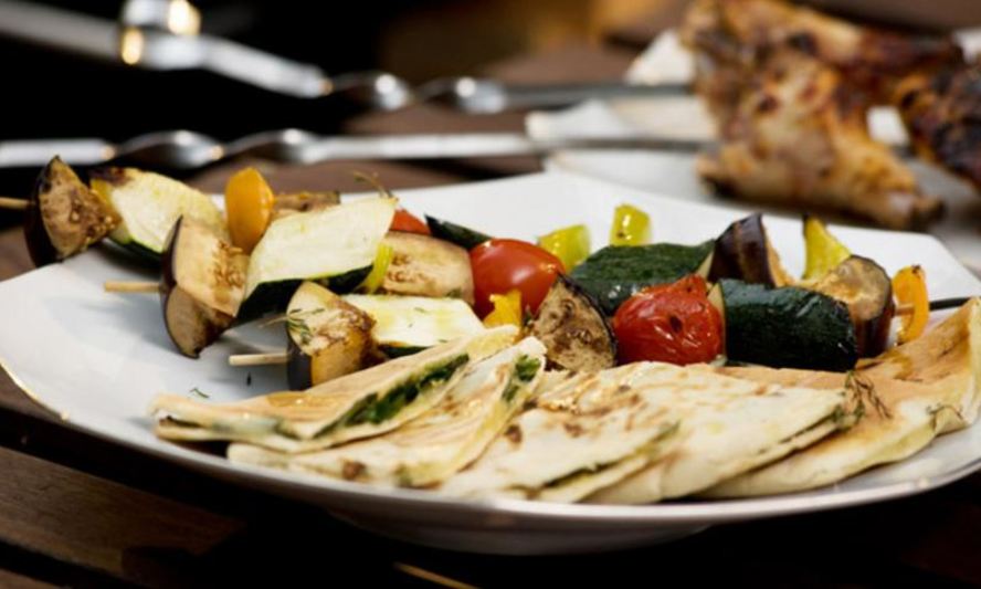 Рецепт питы с сыром сулугуни и травами и овощные шашлычки