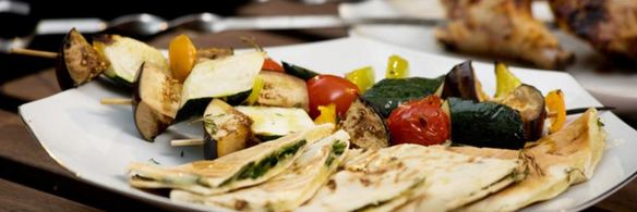 пита с сыром сулугуни и травами и овощные шашлычки