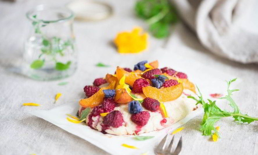 Рецепт сладкой фокаччи с лавандой, малиной и абрикосами