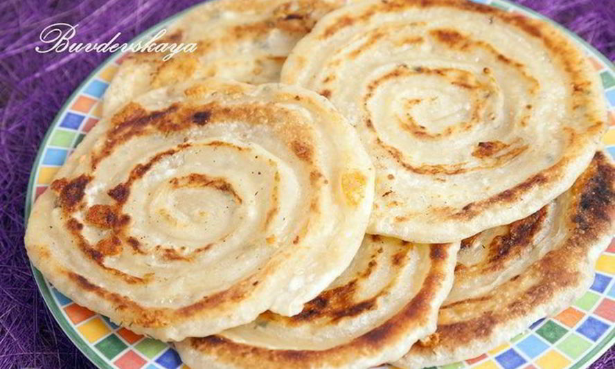 Рецепт спиралевидных лепешек с творогом и сыром