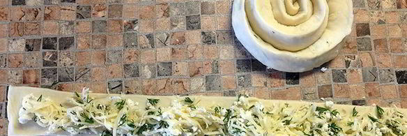спиралевидные лепешки с творогом и сыром