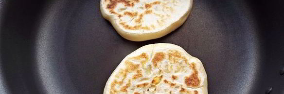 сырные лепешки на кефире на сковороде