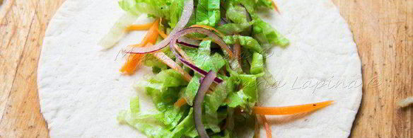 тортильи с острой курицей, овощами и сыром джюгас