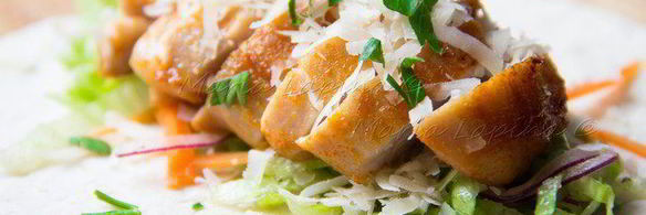 тортильи с острой курицей, овощами и сыром джюгас