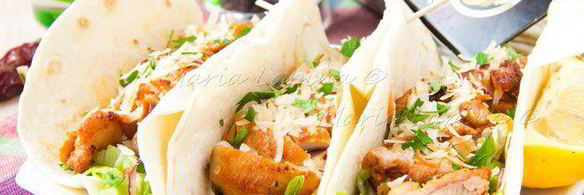 тортильи с острой курицей, овощами и сыром джюгас