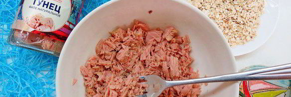 творожно-овсяные лепешки с тунцом