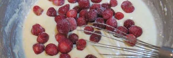 клубнично-кокосовые маффины со сливочным кремом