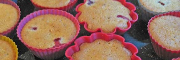 клубнично-кокосовые маффины со сливочным кремом